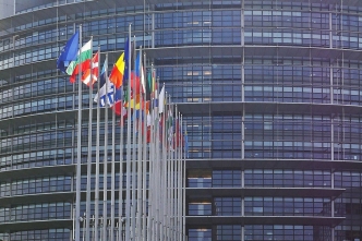 Les drapeaux sont omniprésents dans nos sociétés et la question se pose de connaître leur(s) impact(s) sur les relations entre les individus. Photo par hpgruesen de Pixnio