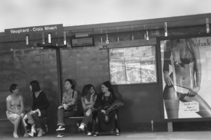 Le corps féminin, un objet comme un autre ? Aux origines de l’objectification des femmes Photographie par Arslan (2016) provenant de Flickr, représentant des femmes attendant à un arrêt de bus où est affiché le corps fractionné d’une femme à but publicitaire.